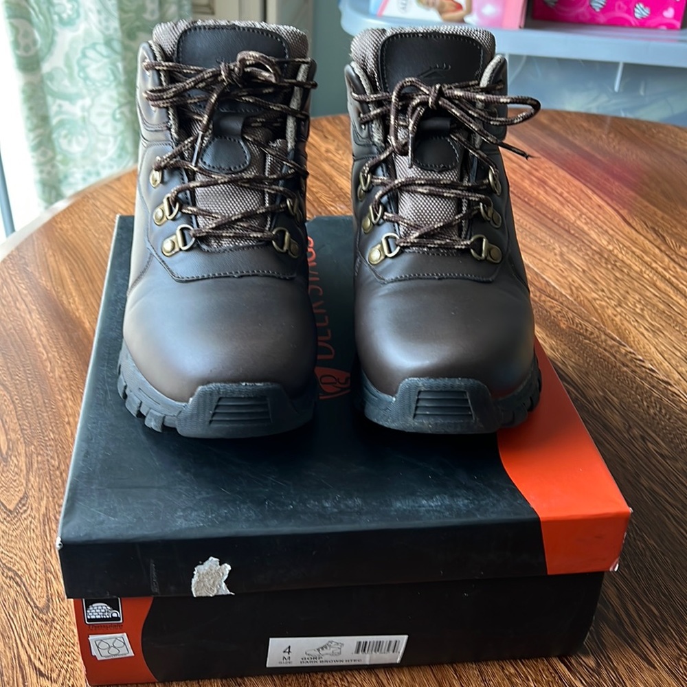 Deer Stag brown tie up boots. Size 4. Never worn.